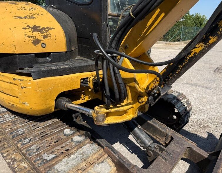 CATERPILLAR  304 **MINI EXCAVATOR**